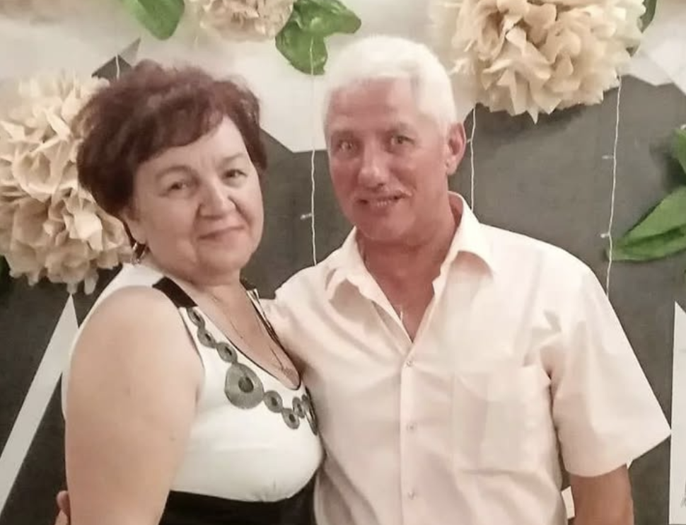 Мама привезла на Різдво свого італійського чоловіка Маріо – хотіла похизуватися перед родичами, якого кавалера має і якою сеньйорою багатою стала.  Однак, мені від її приїзду ні холодно, ні жарко. Скажуть навіть більше – не збираюся з нею святкувати Різдво та Новий Рік. МОЖЕТЕ ВВАЖАТИ МЕНЕ ПОГАНОЮ ДОНЬКОЮ, АЛЕ МАМА ЗАСЛУЖИЛА НА ТАКЕ СТАВЛЕННЯ!