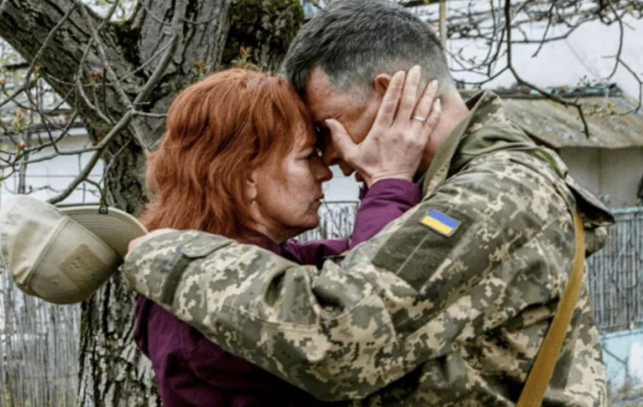 Два роки мій чоловік не був вдома у відпустці. Каже, що його просто не пускають. Я не розуміла, як таке може бути. А нещодавно в нас народився онук. Я подумала, що це вже поважна причина. І тоді Рома зізнався, розповів мені всю правду.