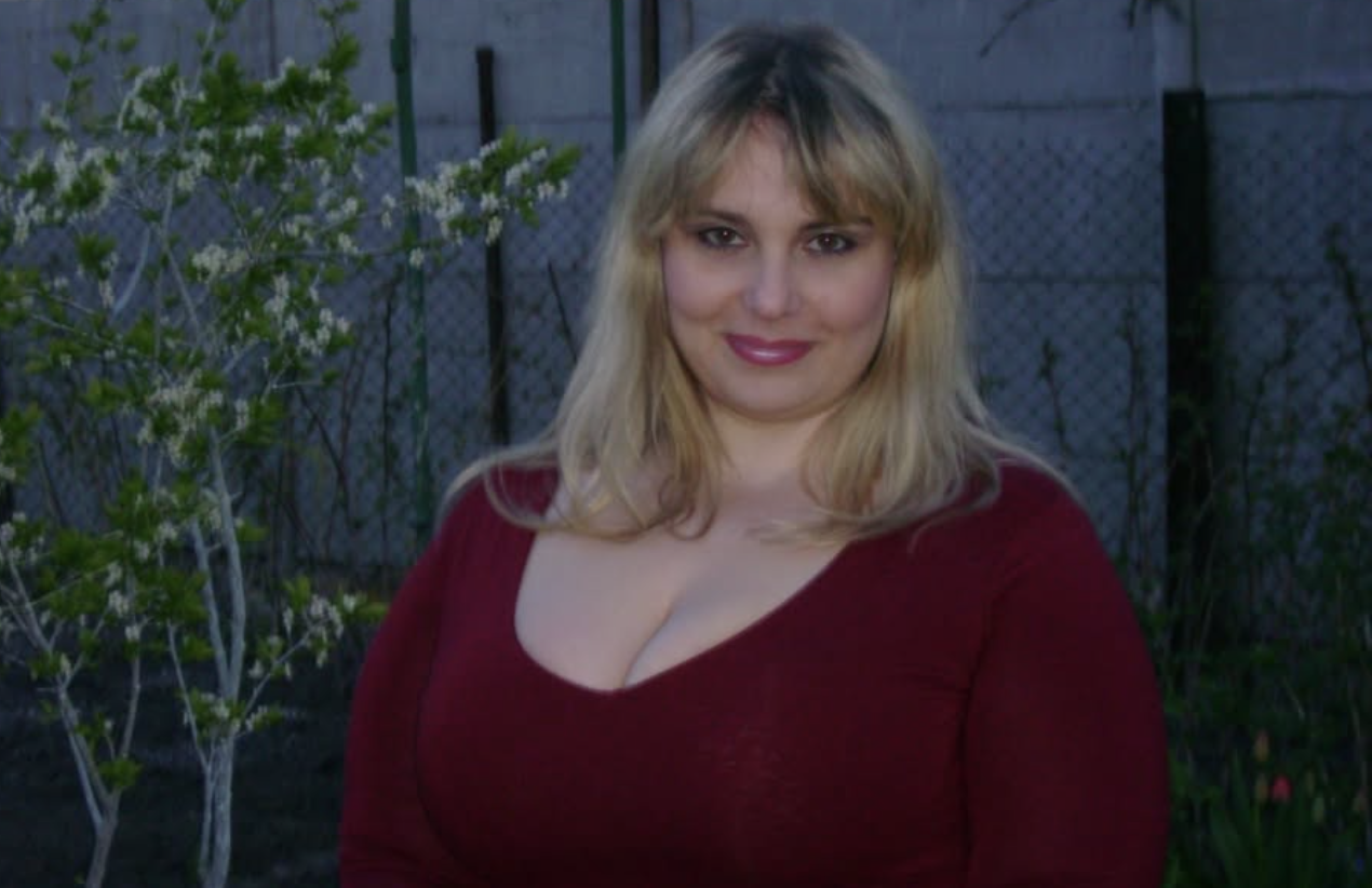 Спочатку я побачила свою сукню на чужій дівчині, а тоді знайшла каштанове волосся в душі! Все ясно, Сергій зраджував, ще й так нахабно, в моєму ліжку. Вмить життя втратило сенс. І вже коли я наважилась на розлучення, сталося неочікуване.