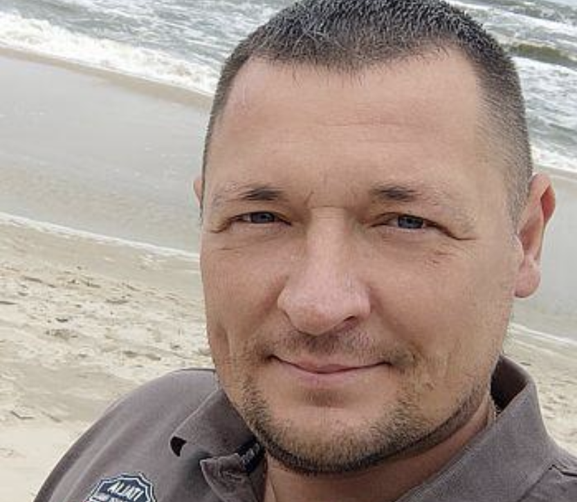 Збирай свої речі та йди! Я знайшов іншу!Геннадій з такою силою жбурнув ключі на комод у передпокої, що затремтіла рамка з нашою весільною фотографією. Я машинально перевела на неї погляд. 15років тому я дивилася на цього чоловіка…алече рез 5хвсталося таке,що жінказастигла від несподіванки.