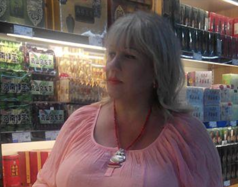 Все, мамо. Вона підписала все. Квартира та машина тепер мої! А кредити – на ній! Роман розмовляв телефоном прямо біля дверей залу суду, навіть не намагаючись говорити тихіше. Марина стояла всього за кілька кроків, міцно стискаючи папку з документами. Він обернувся, помітив її і посміхнувся…