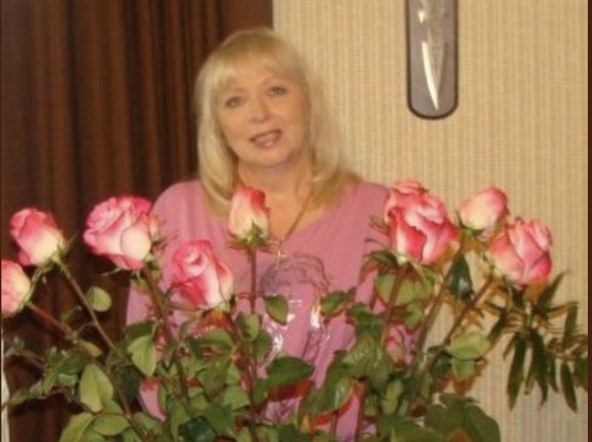 Мамо, тобі 59 років! Ти геть вже здоровий глузд втратила чи що?! Хочеш, аби з нас все місто сміялося.