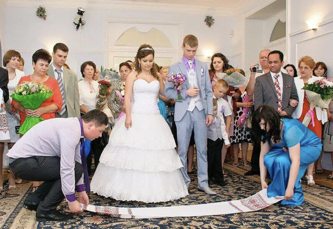 Ольга на весіллі аж від щастя світилася – третя донька заміж виходить. Бігала до молодят, зятя синочком називала.  Однак, всі родичі косо дивилися на Ольгу та постійно перешіптувалися. Адже була на це вагома причина….