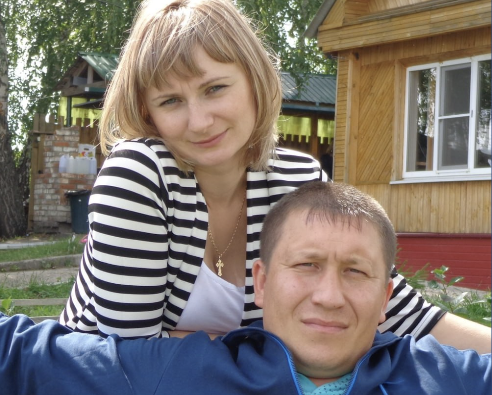 І ти цій паскудній жінці, котра мене все життя труїла, взяв і віддав мої гроші! Як ти міг? – Я ще ніколи не бачив Люду таку розлючену. Вона кричала, як навіжена. Хоча я нічого поганого не зробив. Будь-хто на моєму місці вчинив би так само. Та врешті вона почала погрожувати, каже, що розлучиться, як я не поверну все до копійки.