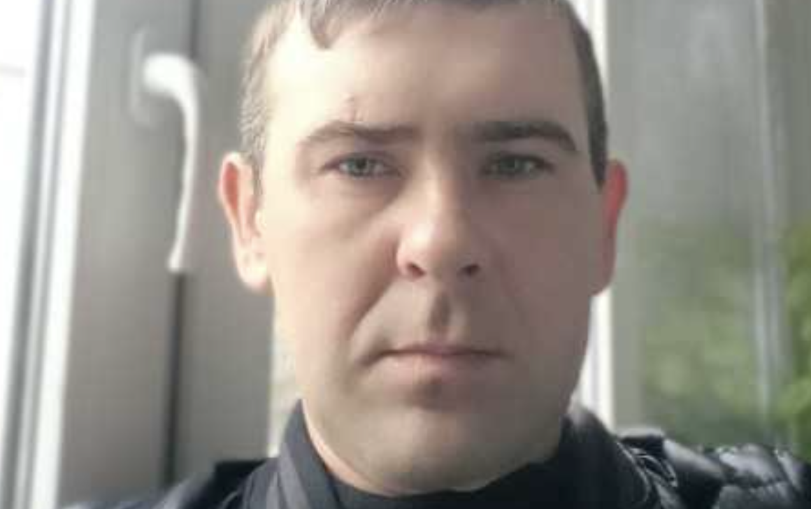 Женя увійшла до кухні й завмерла. Свекруха стояла біля плити й енергійно помішувала щось у каструлі. Пахло так, як пахне лише в дитинстві — смаженою цибулею, кропом і чимось солодким із духовки. Женя мимоволі ковтнула слину.