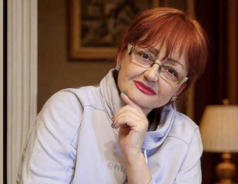 Пам’ятаю, до нас у село приїхала жінка. Її звали Людмила Василівна. Вона купила будинок біля старого виру. Той будинок років сім стояв порожній, весь почорнів, дах порослий мохом, хвіртка висіла на одній петлі. Ми, сільські жінки, думали: приїде дачниця, город розведе, петунії посадить.