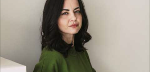 Мамо, тату, я виходжу заміж! Ми з Максимом уже подали заяву. Радісна Анна залетіла до батьківської оселі, сяючи від щастя. Вона вже пів року орендувала власну квартиру, щоб бути ближче до роботи й будувати самостійне життя.