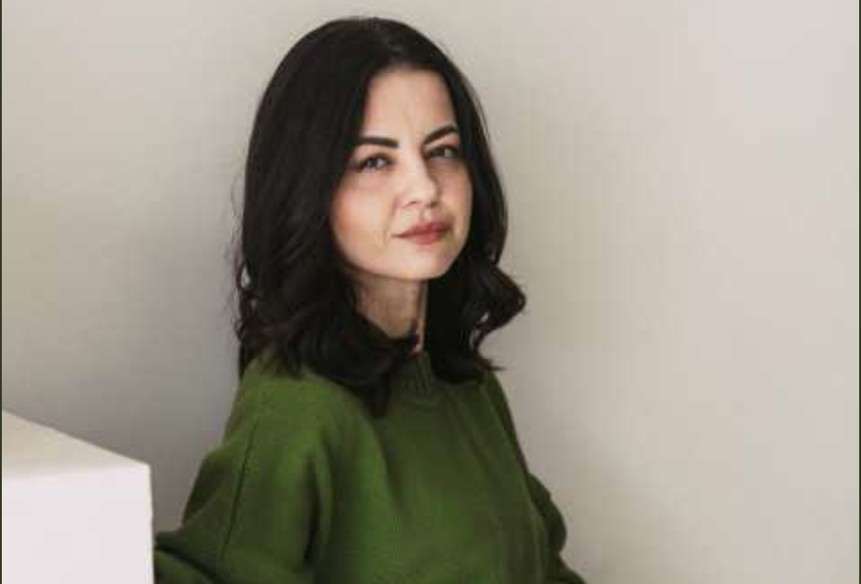 Мамо, тату, я виходжу заміж! Ми з Максимом уже подали заяву. Радісна Анна залетіла до батьківської оселі, сяючи від щастя. Вона вже пів року орендувала власну квартиру, щоб бути ближче до роботи й будувати самостійне життя.