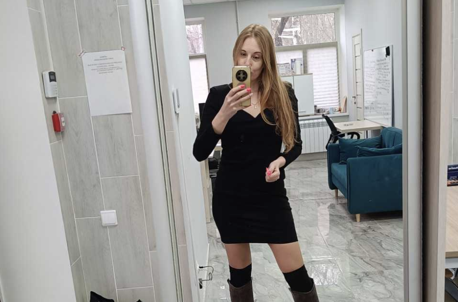 Перед тим, як поїхати у службову поїздку, я забула сказати чоловікові, що відеокамеру у вітальні відремонтували, і коли я повернулася додому та переглянула записи, я була шокована тим, що насправді відбувалося в нашому будинку.