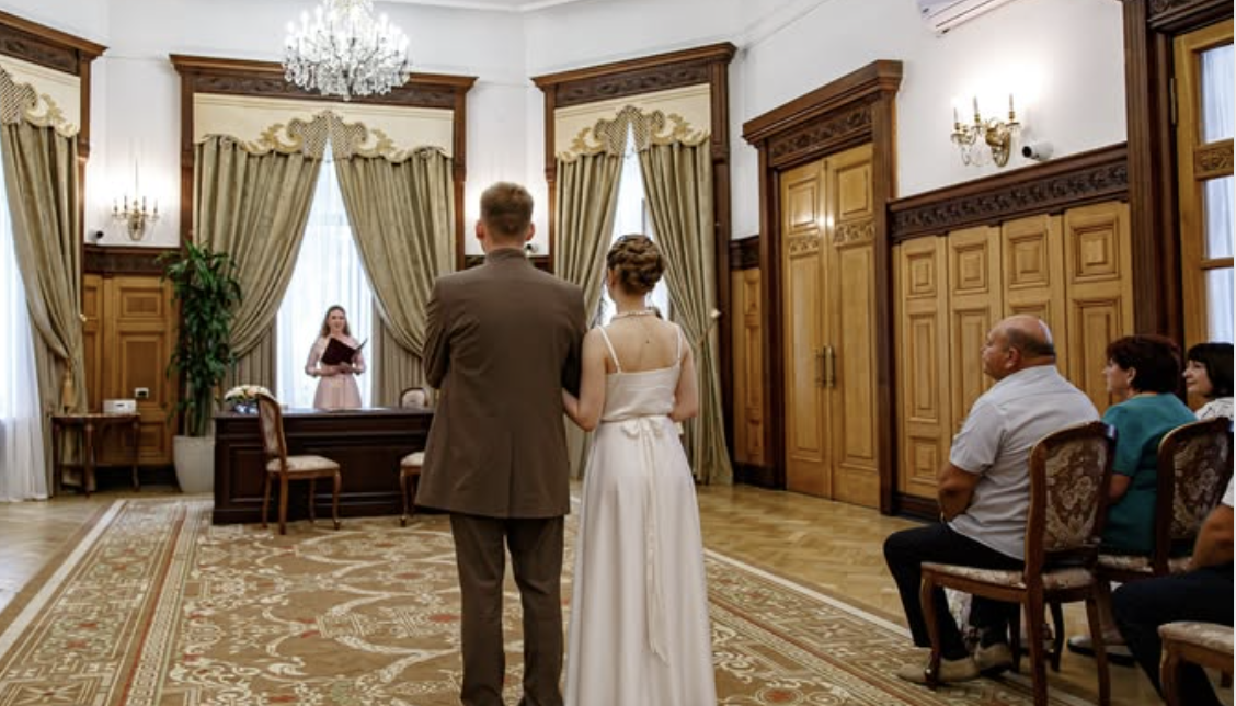 Степан одружувався з Василиною. У ЗАГСі наречену з нареченим розвели по різних кімнатах. Степанові прийшло якесь повідомлення. – Я вийду ненадовго, – сказав він своєму другу Ігорю, і вийшов з кімнати. Час минав, а Степан не повертався. Ігор глянув на годинник. – Ходіть на реєстрацію, – гукнув з-за дверей жіночий голос. – Де ж Степан? – думав Ігор. Він вийшов на вулицю, заглянув у чоловічий туалет, але Степана ніде не було… Раптом Ігор почув якийсь рух за сусідніми з туалетом дверима. Він прислухався. Точно там хтось є! Ігор різко відкрив двері й застиг від побаченого…