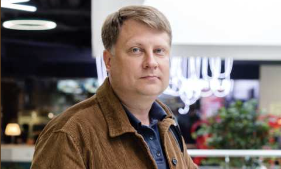 Мене звати Андрій, мені сорок сім років. Три місяці тому я провів ніч з фітнес-тренеркою із спортзалу, куди ходжу вечорами. Її звати Марина, їй тридцять два. У мене є дружина Ольга, з якою ми одружені п’ятнадцять років, і син-підліток чотирнадцяти років.