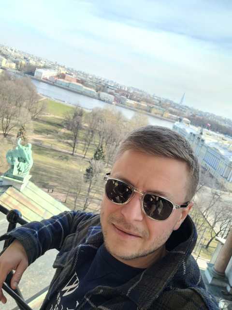 Наступного дня Андрій поїхав на роботу, а Вікторія взялася розбирати коробки. Після тісної квартири дім здавався величезним. Кожен крок відгукувався луною, і це було прекрасно. Свобода, простір, можливість дихати на повні груди. — Потроху. Завтра мають привезти меблі. — Вона витерла пил із рук. — До речі, мама телефонувала. Хоче приїхати подивитися на дім. Вона прислухалася. Щось у його тоні насторожувало — занадто піднесений, занадто привітний.