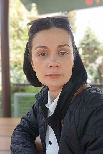 Приїхали його сини з дружинами, поховали. Стали речі розбирати, квартиру здати хотіли поки ще спадщину не оформили. Квартира хороша, хоч і не велике місто, а гроші за неї можна пристойні отримати. Навіть ремонт не потрібно робити, все чисто й гарно. Дружини вже раділи, і думали куди гроші витратити, на подорожі чи ще кудись.