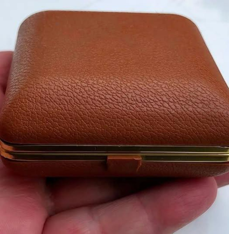 Костянтин Олегович сердито подивився на дочку. Йому навіть не хотілося думати про те, що його маленька дівчинка вже виросла настільки, що скоро сама подарує йому онука чи онуку. Від цієї думки він несподівано розчулився і вийшов з кімнати, щоб не показувати своїх почуттів.