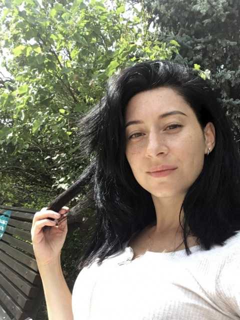 — Я думала, приїду відпочити, — продовжила свекруха, — а тут, як на кухні залишилась. Готуй, прибирай, обслуговуй. Ірина застигла з ганчіркою в руках. Увесь світ перевернувся з ніг на голову. Вона — на кухні? Вона готує й прибирає? А хто ж тоді Ірина? — Вибачте, — голос її звучав напрочуд спокійно. — Але готую й прибираю тут я. Щодня. Уже два тижні поспіль.