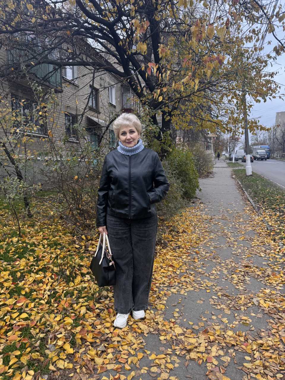 — Та кому потрібні ваші соління! — раптом вибухнула невістка. — Ми просто хотіли допомогти вам відчути себе потрібними! Щоб ви не сиділи там удвох! — О, яка зворушлива турбота, — я не змогла стримати іронії. — Дякую, люба. Ми це оцінили. Тепер ми відчуваємо себе абсолютно потрібними… одне одному. На цьому, мабуть, закінчимо. Нам з батьком час пити чай.