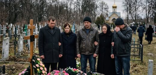 Не стало Сергія Ігоровича… Приїхали його сини з дружинами, поховали. Стали речі розбирати, квартиру здати хотіли поки ще спадщину не оформили. Квартира хороша, хоч і не велике місто, а гроші за неї можна пристойні отримати. Навіть ремонт не потрібно робити, все чисто й гарно. Дружини вже раділи, і думали куди гроші витратити, на подорожі чи ще кудись. Дружина старшого хотіла відпочити на Мальдівах. Друга хотіла прикрас. Вони вже потирали обидві руки і ділилися своїми планами, як раптом у двері подзвонили. – А ви чого тут?! – тільки й запитали сини, коли відкрили двері.