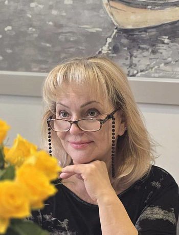 Чоловік сказав: давай розійдемося, а я відповіла — давай ти з’їжджай.Квартира моя Ігорю. Купували на гроші, які мені подарувала мама ще до нашого весілля. Пам’ятаєш? Вона продала свою кімнату в комуналці й сказала:«Це тобі на майбутнє».