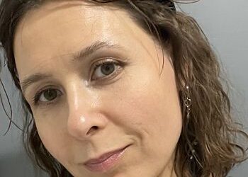 «Зайчику, я сьогодні затримаюся, у дружини мігрень, буду її лікувати, тож у нас все залишається в силі на завтра».