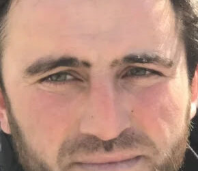 «Синку… рідний, про що ти? Які гроші? Я ж живу тільки на свою пенсію…» — ледь прошепотіла я, відчуваючи, як земля стрімко тікає з-під ніг.