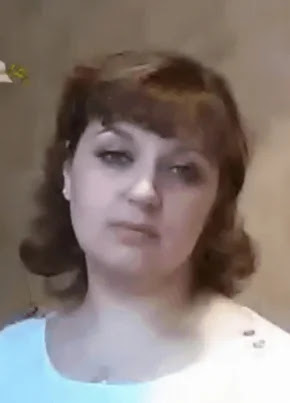 Мені було тридцять чотири, коли шлюб із Романом закінчився. Але того дня, виходячи із залу суду, я почувалася набагато старшою — і водночас такою маленькою, ніби весь світ раптом став проти мене.