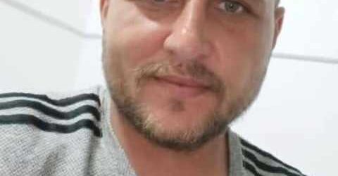 Те, що він побачив, запам’яталося йому назавжди. Олена стояла босоніж біля раковини. Її великий живіт торкався краю стільниці. Вона однією рукою трималася за поперек, а другою намагалася відтерти каструлю, в якій засох соус. У раковині лежала гора тарілок, виделок, чашок, сковорідок. Вода текла тонким струменем, піна спадала на її руки, а блузка для вагітних була мокра майже до грудей. Обличчя Олени було бліде, під очима лежали тіні, а повіки почервоніли від сліз.