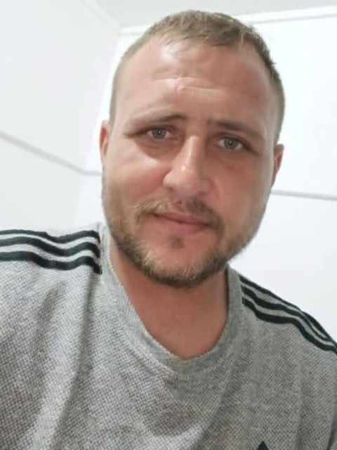 Те, що він побачив, запам’яталося йому назавжди. Олена стояла босоніж біля раковини. Її великий живіт торкався краю стільниці. Вона однією рукою трималася за поперек, а другою намагалася відтерти каструлю, в якій засох соус. У раковині лежала гора тарілок, виделок, чашок, сковорідок. Вода текла тонким струменем, піна спадала на її руки, а блузка для вагітних була мокра майже до грудей. Обличчя Олени було бліде, під очима лежали тіні, а повіки почервоніли від сліз.