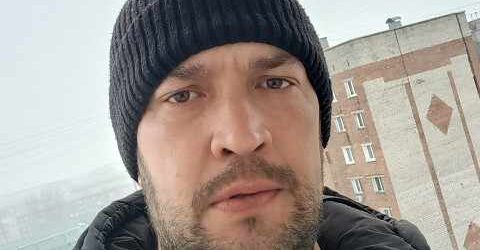 — Руками випереш, не розвалишся. Раніше взагалі в річці прали, і нічого! Корона не падала. А техніка мені потрібніша. Я працюю цілодобово, мені біля плити чи таза стояти ніколи. Ніна дивилася на нього і не розуміла, як прожила з цією людиною майже одинадцять років. У кишені його куртки наполегливо задзвонив телефон. Гнат здригнувся, дістав апарат і переможно посміхнувся, дивлячись на екран.