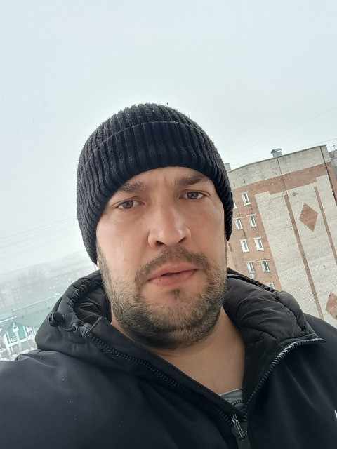 — Руками випереш, не розвалишся. Раніше взагалі в річці прали, і нічого! Корона не падала. А техніка мені потрібніша. Я працюю цілодобово, мені біля плити чи таза стояти ніколи. Ніна дивилася на нього і не розуміла, як прожила з цією людиною майже одинадцять років. У кишені його куртки наполегливо задзвонив телефон. Гнат здригнувся, дістав апарат і переможно посміхнувся, дивлячись на екран.