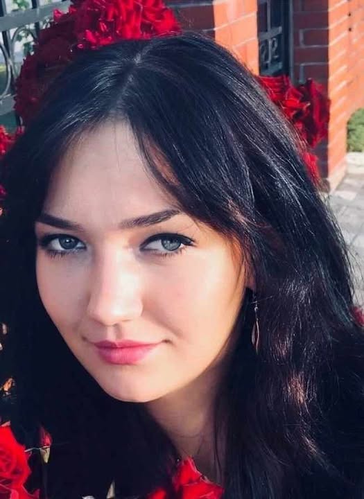 Я сиділа навпроти. Мені було тридцять вісім. Мій день народження. Мій чоловік. Мій стіл. Мої гроші. Його коханка поруч із ним. Сергій підняв келих і подивився прямо на мене. “Вітаю, невдахо. З нами все скінчено”.