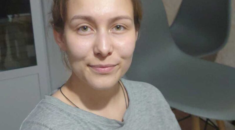 Я тут же від неї відмахнулася, але руки вже робили інше: дістала з шафи хліб, відрізала шматок, поклала на тарілку. Поруч поставила масло. – Суп пересолений — їж бутерброд, – сказала я і пішла в кімнату. За стіною було тихо. Потім грюкнули дверцята шафи, забряжчала ложка, Валерій сам взявся за суп. Я сиділа на ліжку, притиснувши долоні до колін, і не розуміла, чи мені стало легше, чи гірше.