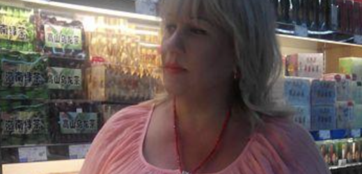 Син прийшов до мене з пропозицією, щоб я дозволила йому продати свою однокімнатну квартиру, адже у мене наразі є житло. Вони б продали свою і купили б собі більшу, бо їм зараз дуже тісно. Сина свого я розумію, і навіть шкодую, але на такий необачний крок я наважитися не можу, адже в разі чого, я опинюся на вулиці, бо ми з чоловіком не розписані, а його доньки мене не люблять, і відразу на наступний день з дому попросять на вихід…