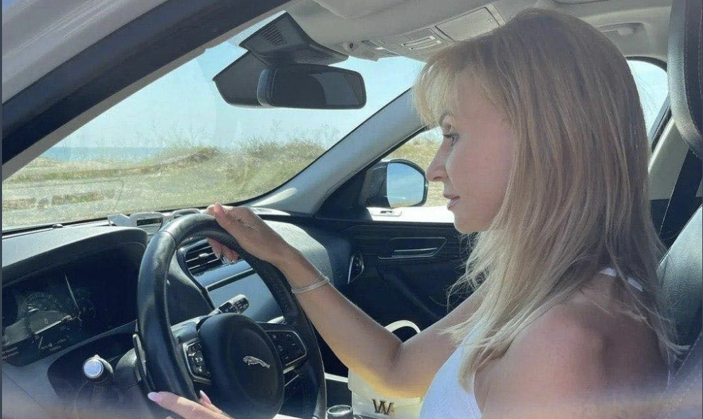 “Я знаю, як ти на роботі працюєш! Тільки крутиш одним місцем перед директором, а мій Сергійчик вдома голодний” – скаржилася свекруха.  Мало того, що я тепер повинна за нею доглядати – то щодня слухаю такі “компліменти”. Вже й поповзли чутки поміж сусідів і всі на мене косо дивляться. Але нещодавно трапилася ситуація, яка змінила життя нашої родини. Навіть не знаю – радіти чи сумувати.