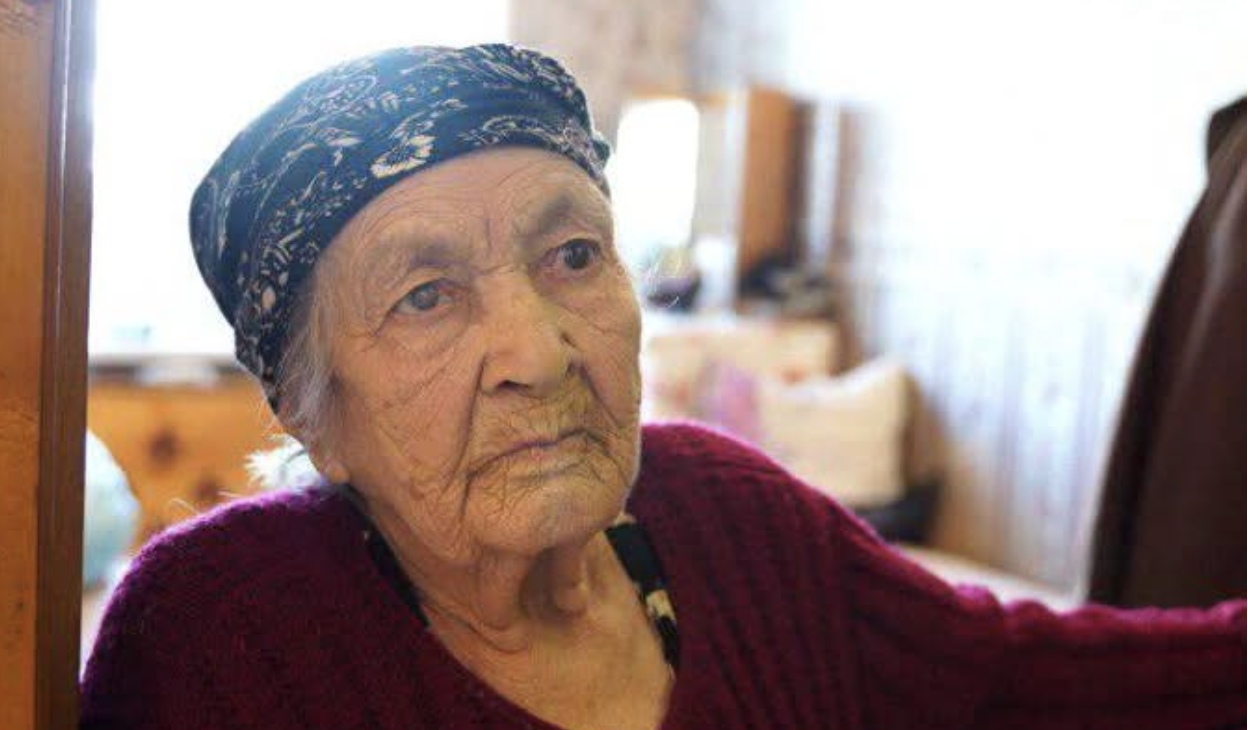 Трапилося все через мого брата. Він хотів свою справу почати, але щось пішло не так. І через деякий час цей горе-бізнесмен залишився з нічим. Він набрав кредитів і тепер у нього вимагали повернути всі борги. Мати кинулася допомагати синові. Щоб розплатитися з усім продала власну квартиру. Залишилася без даху над головою, зате син на волі.