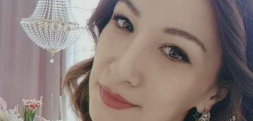 Випадково зустріла колишнього чоловіка через 12 років після розлучення. Почувши його запитання: «Ну що, кусаєш лікті? Зрозуміла, кого втратила?», я просто дещо показала…