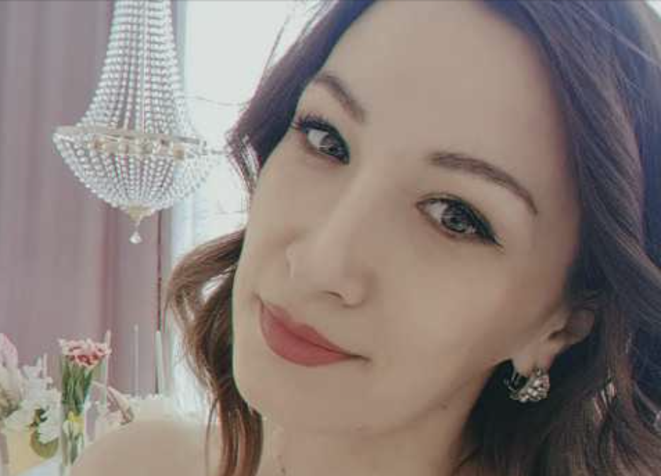 Випадково зустріла колишнього чоловіка через 12 років після розлучення. Почувши його запитання: «Ну що, кусаєш лікті? Зрозуміла, кого втратила?», я просто дещо показала…
