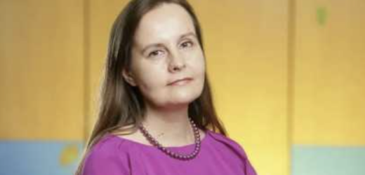 Мій син подивився мені прямо в очі на своєму весіллі й сказав, що мене не запрошували. Я посміхнулася, відповіла: «Я все чудово зрозуміла», — і вийшла. А потім, десь між обітницями та келихами ігристого, телефон у кишені його весільного костюма почав безперервно вібрувати…