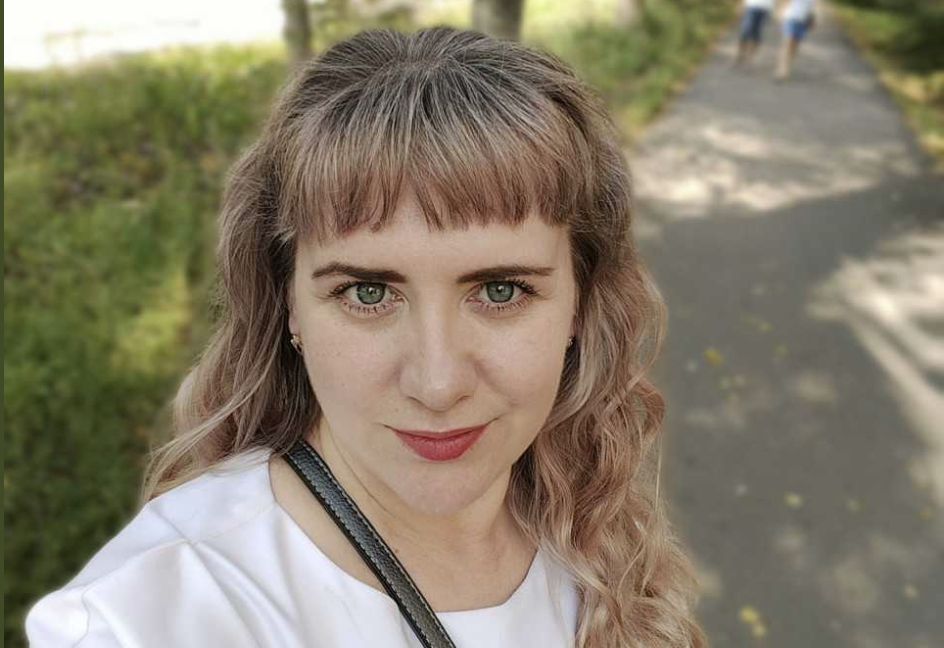 Варя, ти з глузду з’їхала, віддавати за цей сарай свої останні заощадження? — Надія з презирством відсунула носком туфлі пожухлу гілку малини. — Тут же стільки роботи, а натомість — відро кислої смородини.