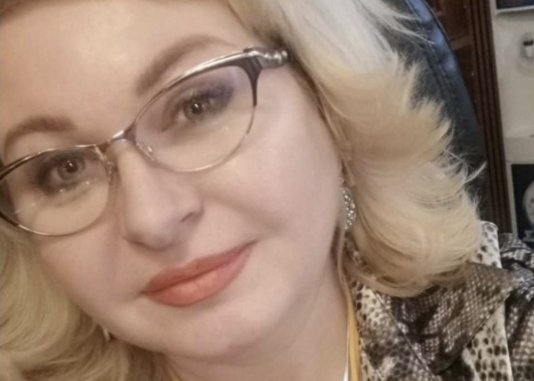 Може, не поїдемо? — спитала я, похмуро дивлячись у вікно. — Скажеш, що мені щось недобре, голова болить чи ще щось…