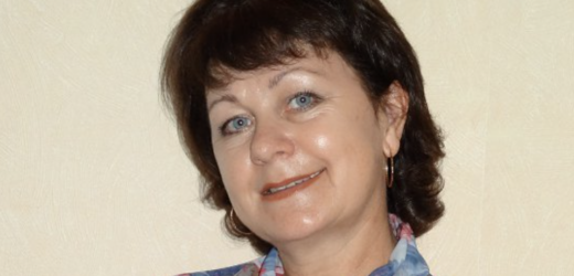 “Мамо, ти що, геть збожеволіла?! Подивись у паспорт!” — слова доньки пролунали як вирок. Я чекала радості, а отримала звинувачення від єдиної доньки.  Невже я в 50 років нарешті не заслужила на краплю щастя в житті? Бо роками старалася для рідних, а про себе геть не думала.