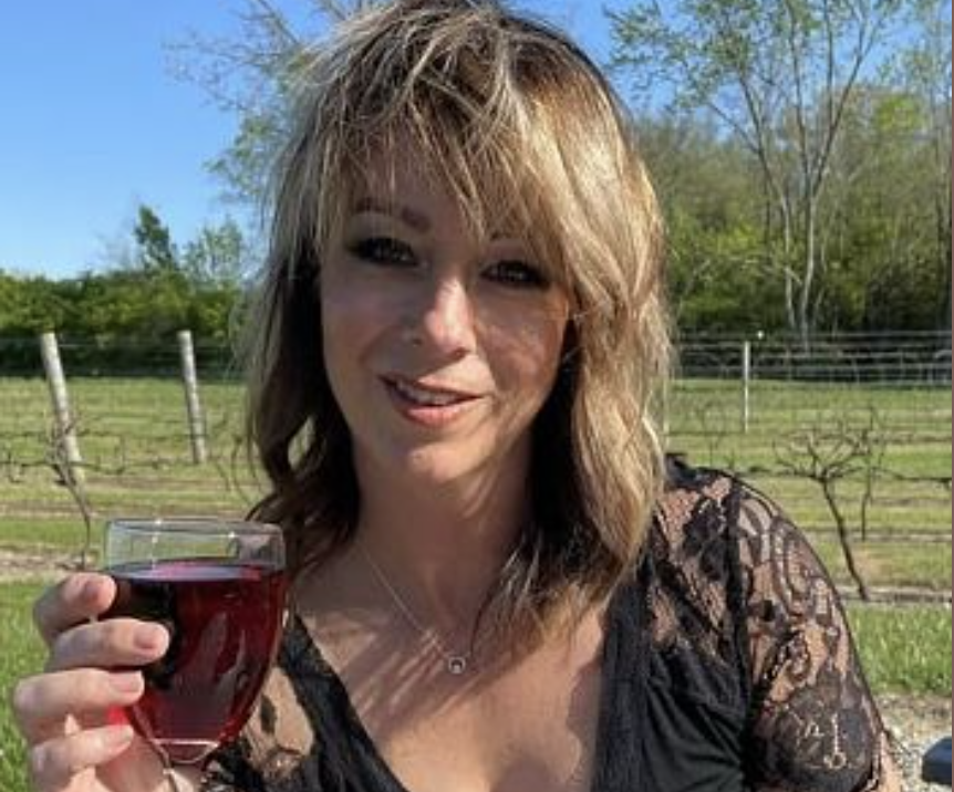 Це що? — Іра перебирала документи, їй знадобився паспорт чоловіка, який вона шукала в його сумці. Але разом із паспортом зачепила дещо ще.