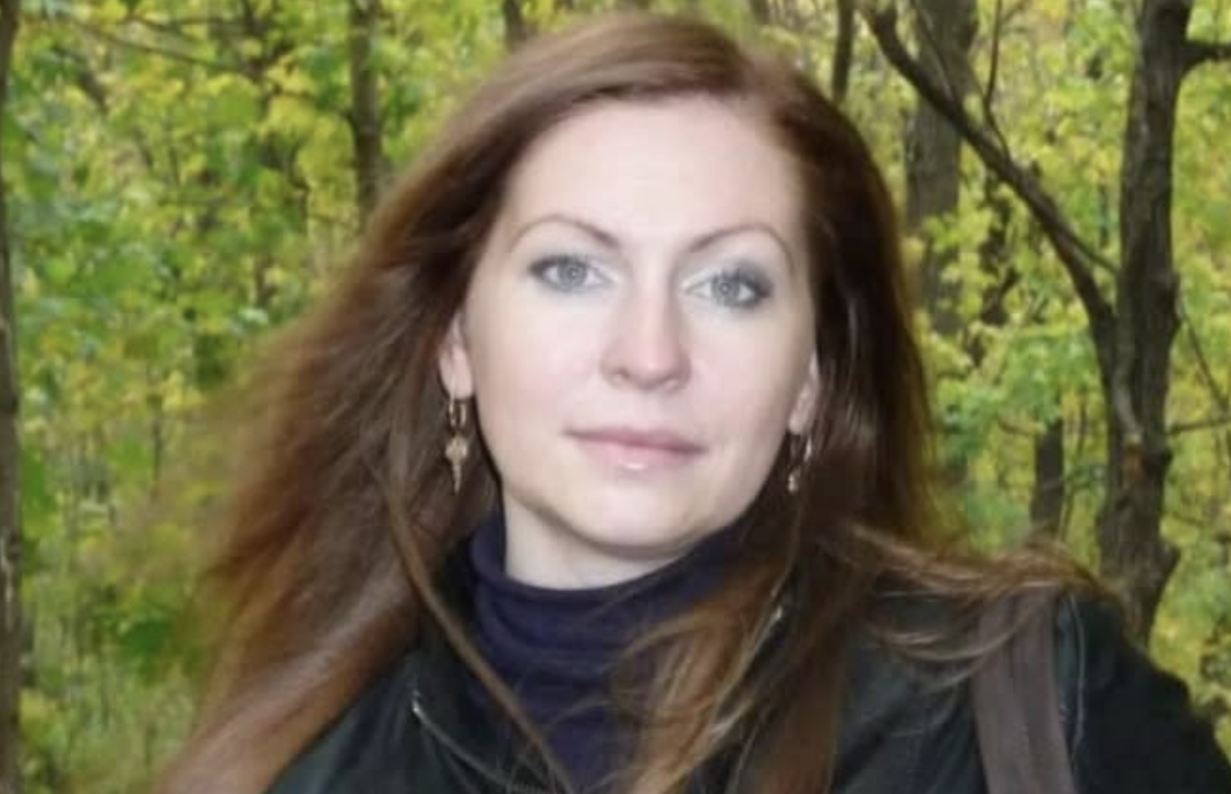 Я одружилася ще п’ять років тому з найкращим чоловіком. Я безмежно кохала його, і досі кохаю, не уявляю свого життя без нього. Здається, що я з кожним днем мої почуття лише зростають.