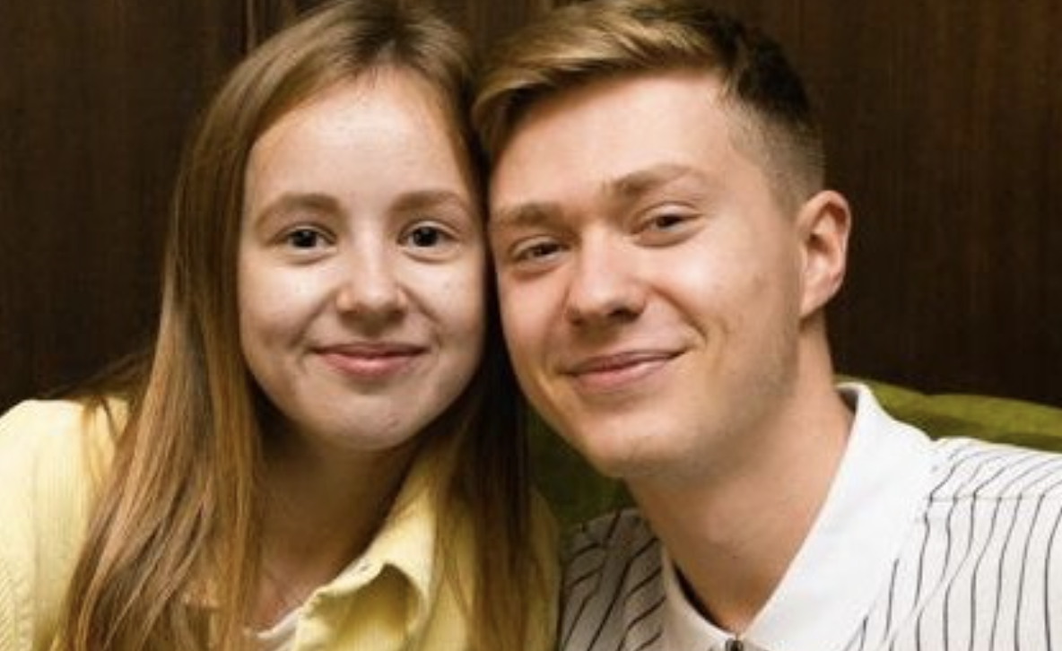 Повернулася з базару раніше, а в моєму ліжку – син із якоюсь дівахою! Коли я зі злості почала виганяти її з хати, Орест визвірився так, що в мене серце схопило! Тільки пам’ятаю, як руки трусилися, коли валеріану пила, а дівчина навіть не встала привітатися – бігала по квартирі та шукала свої труси. Господи, як мені соромно це все згадувати. Однак, після такої “зустрічі” наше життя геть змінилося…