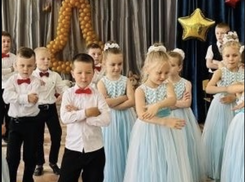 2000 гривень на нову сукню, котра вам залишиться – це не так багато! Це ж така подія! І всі дівчатка будуть в однакових! – Я підозрювала, що наряд обійдеться ну в 500 гривень, але ж не більше. Та після розмови з головою батьківського комітету – кілька годин плакала. А як вам такі сучасні традиції?