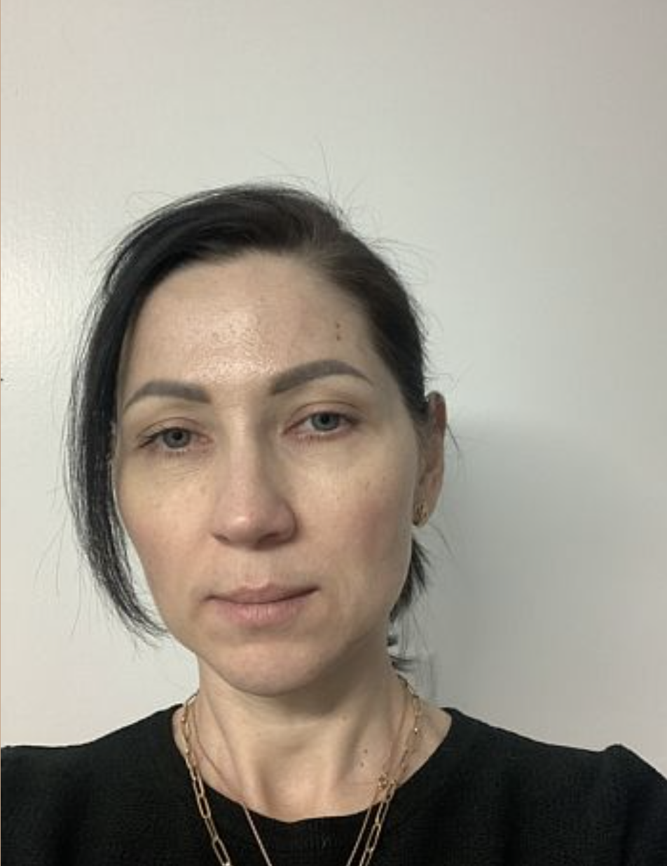 — А що я зробила? — Світлана навіть не підняла голови. Вона сиділа на кухні, за столом, де поруч лежали відкриті документи — договір купівлі-продажу, витяг з Державного реєстру речових прав на нерухоме майно, копії паспортів.