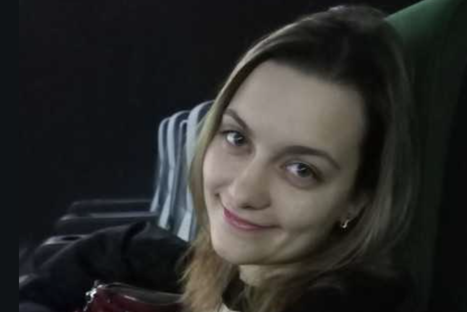 У двері постукали рівно опівночі. Я це знала точно, бо щойно перевіряла телефон. Знову не могла заснути, майже годину крутилася в ліжку, думаючи про завтрашню нараду.