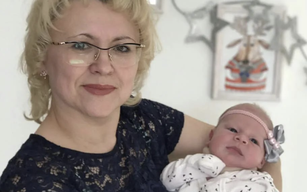 “Це традиція у нашій родині. Тим паче, так мою маму покійну звали. Треба віддати шану родичам” – Я аж чаєм подавилася, коли почула таку “пропозицію” від свекрухи. Пані Олена сиділа та мило посміхалася на всі 32, наче очікувала якоїсь похвали.  А коли відмовилася слухати її вказівки – то таке влаштувала!