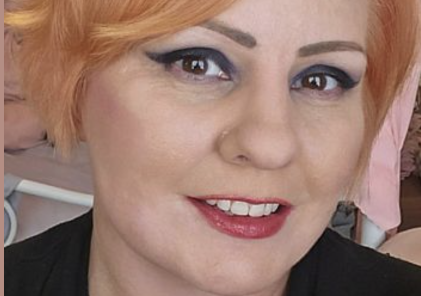 Олена йшла з роботи додому. Підійшовши до будинку, жінка раптом побачила машину свого чоловіка Олексія. – Цікаво, і чого це він так рано вдома? – подумала вона. – Зазвичай раніше восьмої ж не буває…