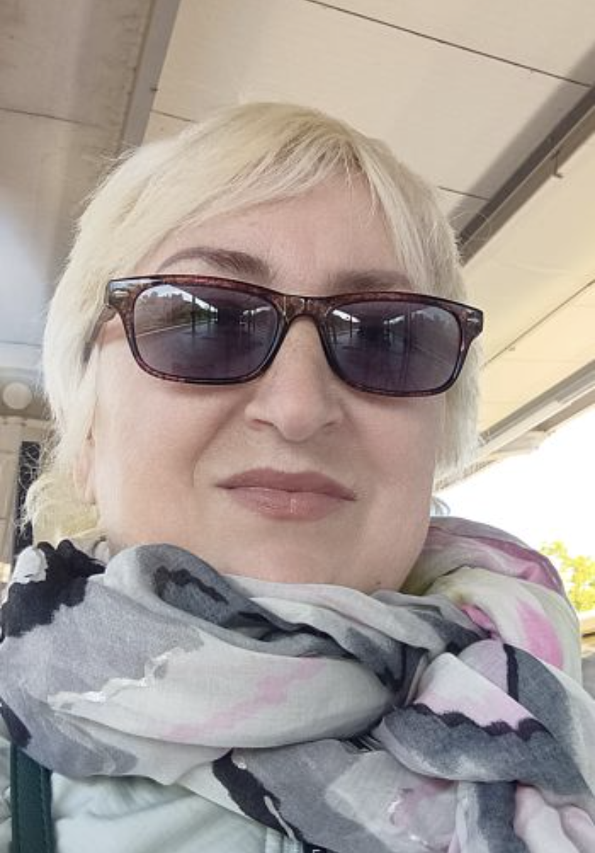 Рівно о 15:10, саме тоді, коли церемонія мала початися, телефон Данила завібрував. Раз. Другий. Третій. Він опустив очі й побачив моє ім’я. І одне повідомлення.