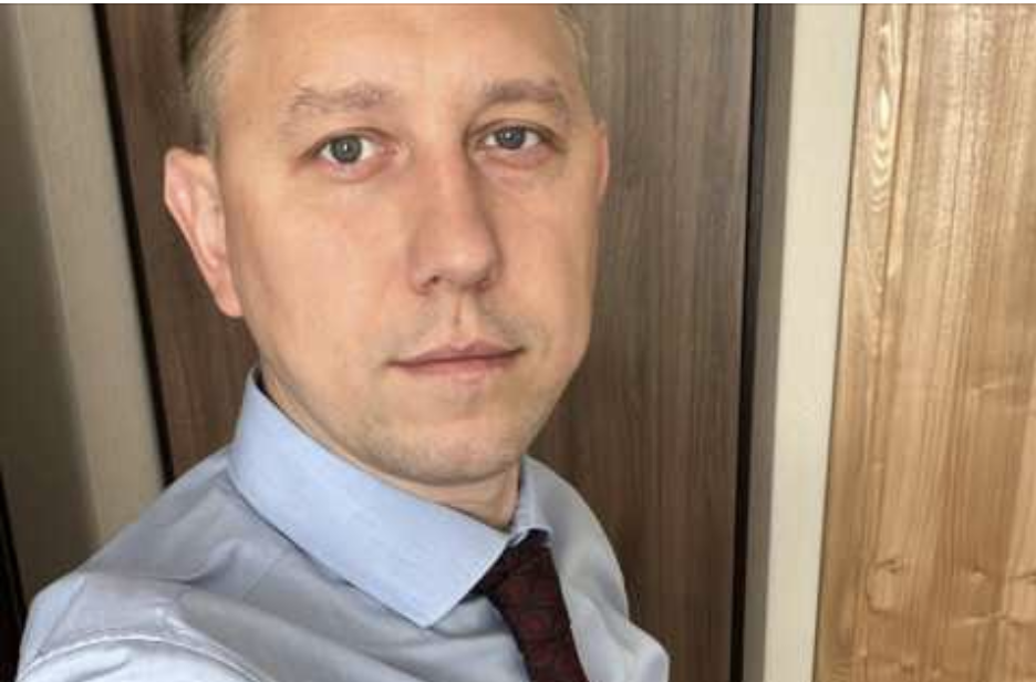 Це що?! Вадим, що це? Ти… Ти… – Яна тримала в руках білу сорочку чоловіка, забруднену помадою. Яскраво червоною і зухвалою плямою, що красується прямо на випрасуваному комірці.